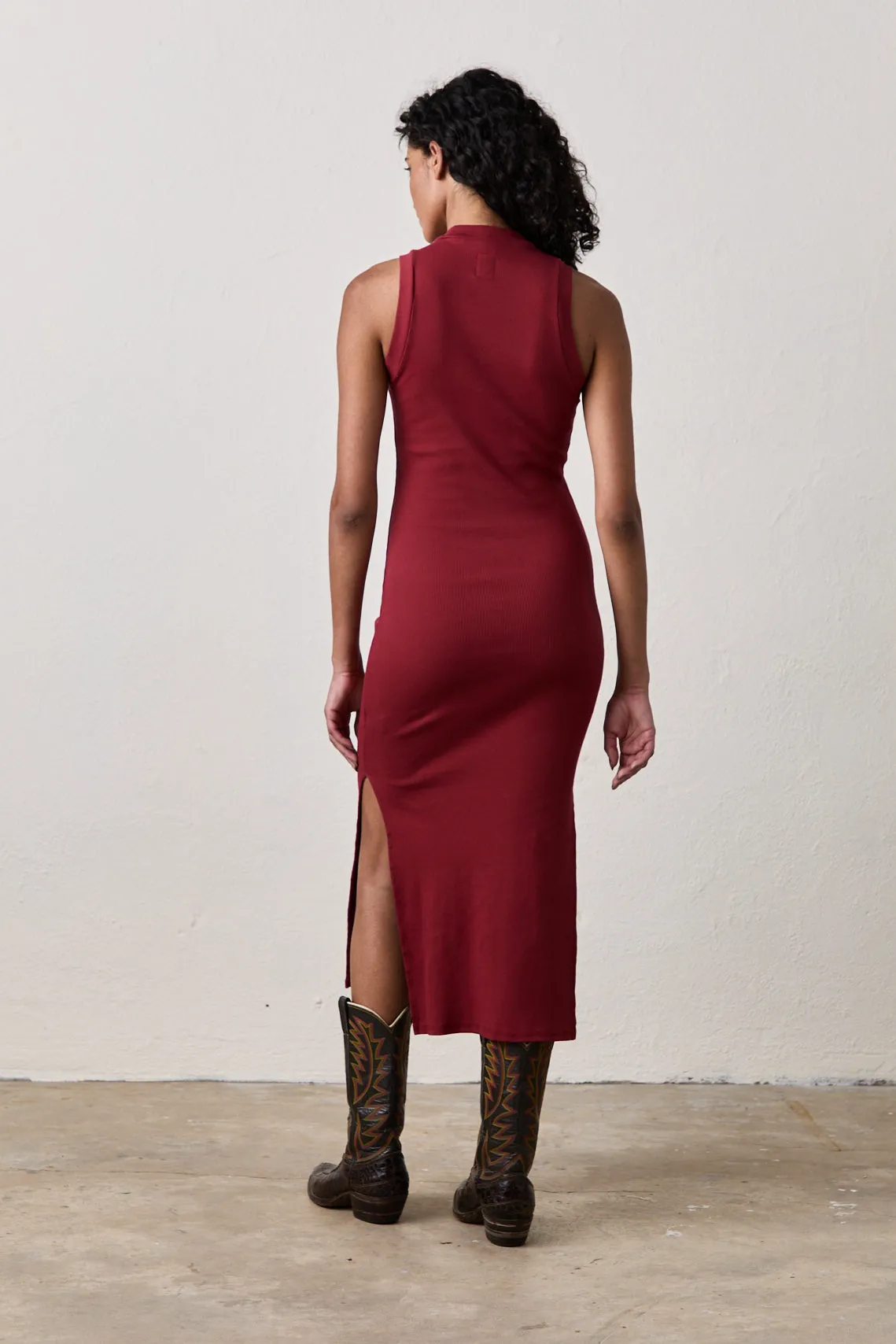 AMELIA SLEEVELESS CREW DRESS / DEEP RED