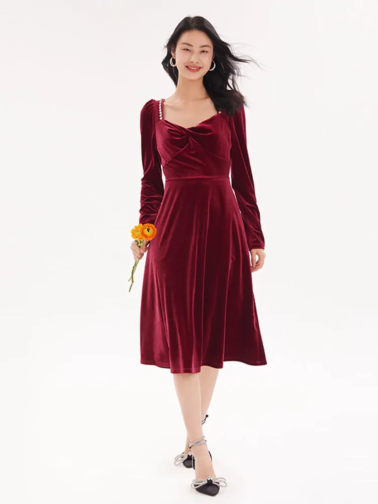 Sure, here is an optimized title for the product with modifiers:

Luxe Red Velvet Twist-Front Midi Dress - Elegant Evening Wear

This title highlights the luxurious material, the twist-front design, and the length of the dress, while also indicating its suitability for elegant events.