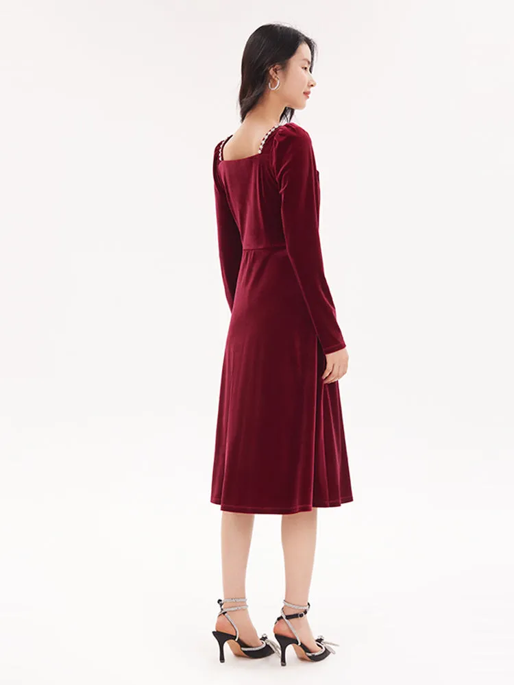 Sure, here is an optimized title for the product with modifiers:

Luxe Red Velvet Twist-Front Midi Dress - Elegant Evening Wear

This title highlights the luxurious material, the twist-front design, and the length of the dress, while also indicating its suitability for elegant events.