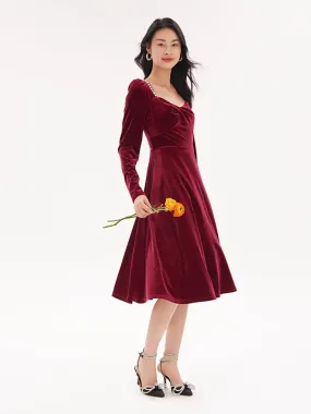 Sure, here is an optimized title for the product with modifiers:

Luxe Red Velvet Twist-Front Midi Dress - Elegant Evening Wear

This title highlights the luxurious material, the twist-front design, and the length of the dress, while also indicating its suitability for elegant events.